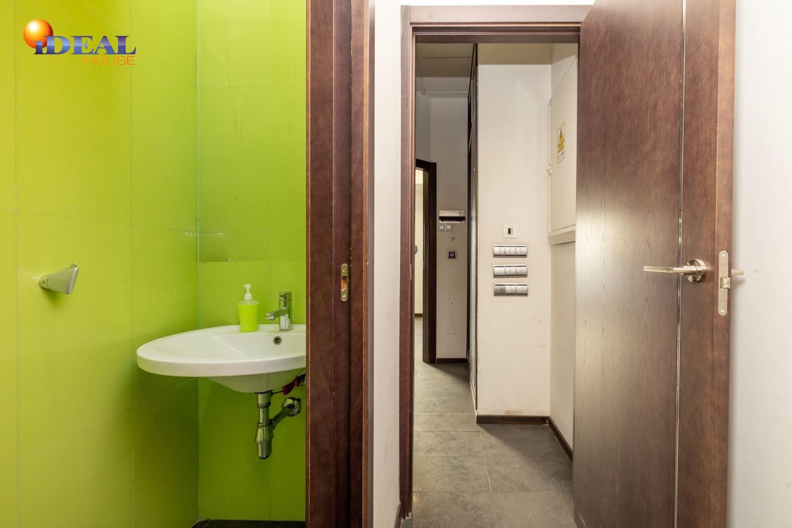 Commercieel te koop in Granada stad - € 240.000 (Ref: 9433865)