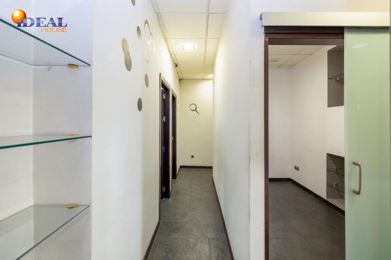 Commercieel te koop in Granada stad - € 240.000 (Ref: 9433865)