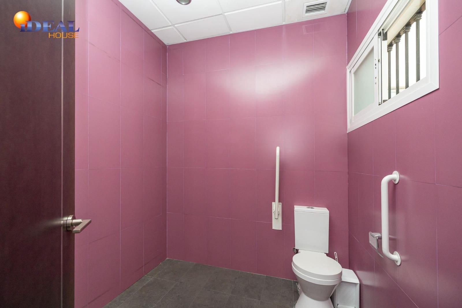 Commercieel te koop in Granada stad - € 240.000 (Ref: 9433865)