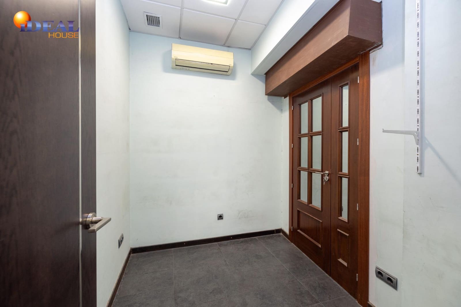 Commercieel te koop in Granada stad - € 240.000 (Ref: 9433865)