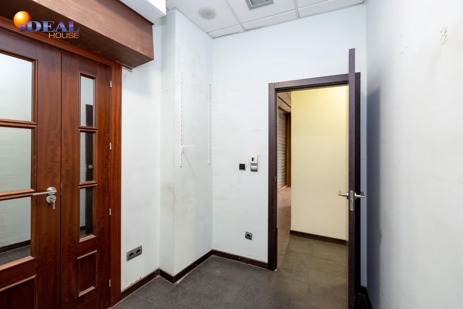 Commercieel te koop in Granada stad - € 240.000 (Ref: 9433865)