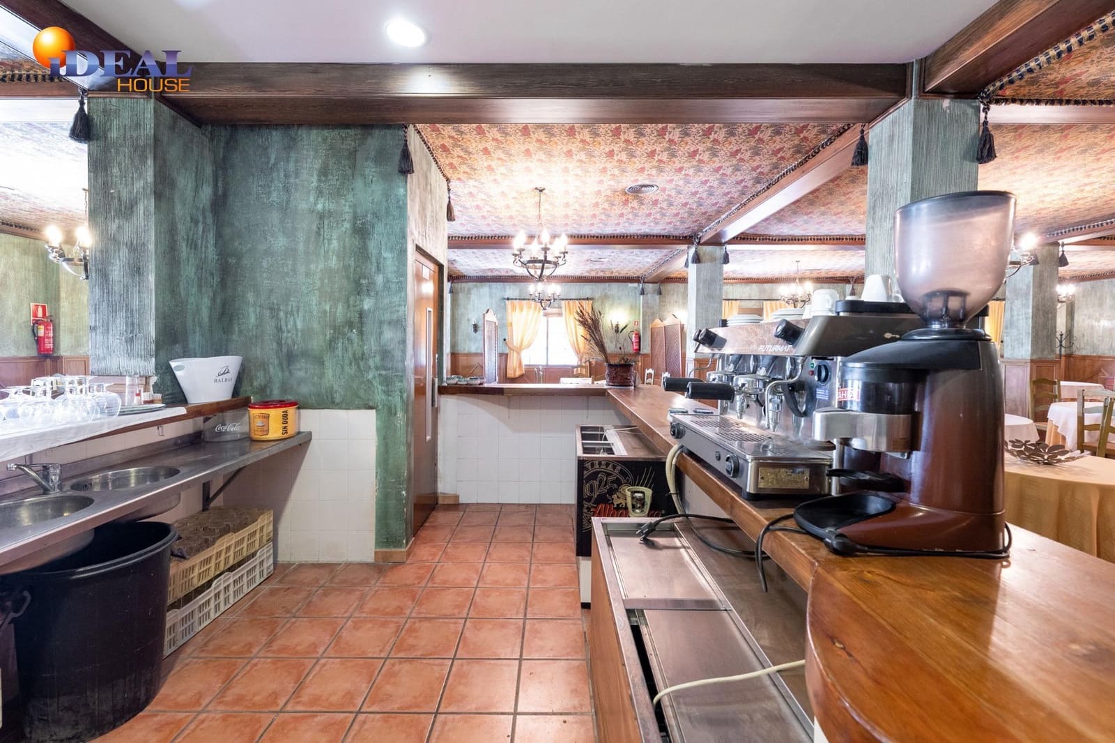 3 makuuhuone Kaupallinen myytävänä paikassa Albolote mukana 
autotalli - 810 000 € (Ref: 9433870)