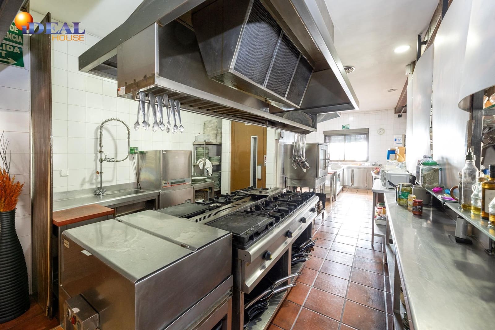 3 makuuhuone Kaupallinen myytävänä paikassa Albolote mukana 
autotalli - 810 000 € (Ref: 9433870)