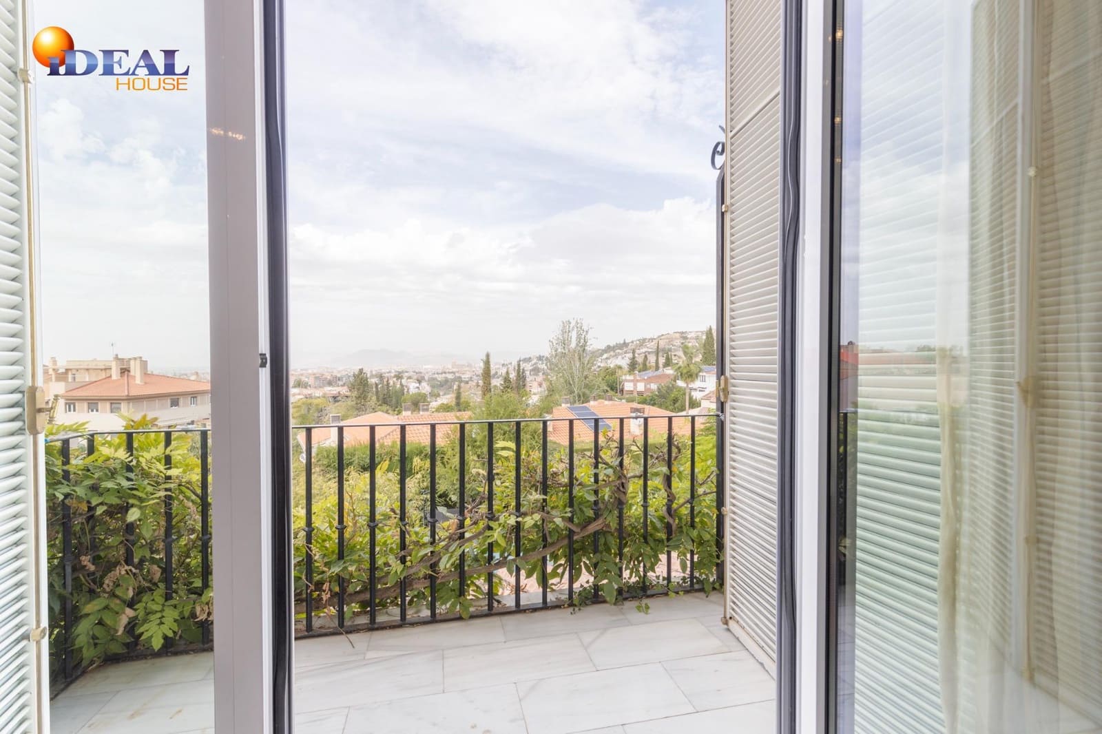 5 soverom Villa til salgs i Granada by med svømmebasseng garasje - € 890 000 (Ref: 9433871)