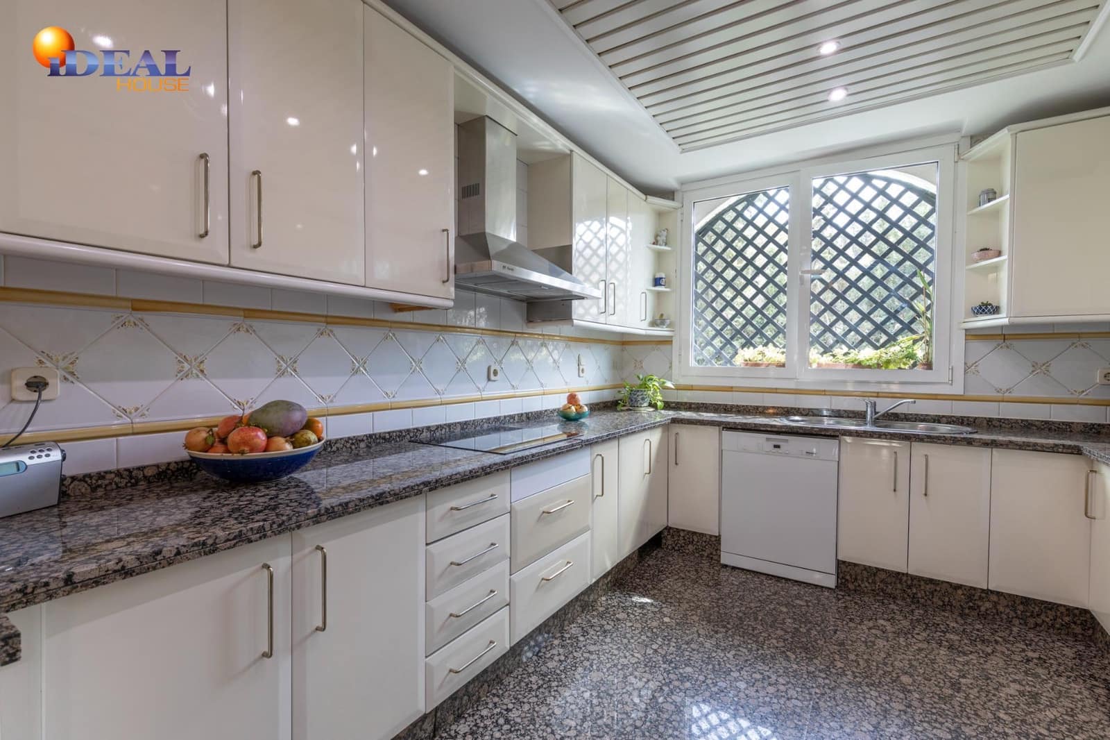 5 soverom Villa til salgs i Granada by med svømmebasseng garasje - € 890 000 (Ref: 9433871)