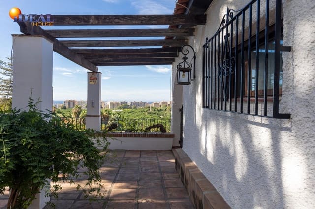 Chalet de 8 habitaciones en Almuñécar en venta con piscina - 1.250.000 € (Ref: 9433872)