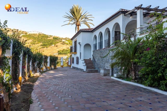 Chalet de 8 habitaciones en Almuñécar en venta con piscina - 1.250.000 € (Ref: 9433872)