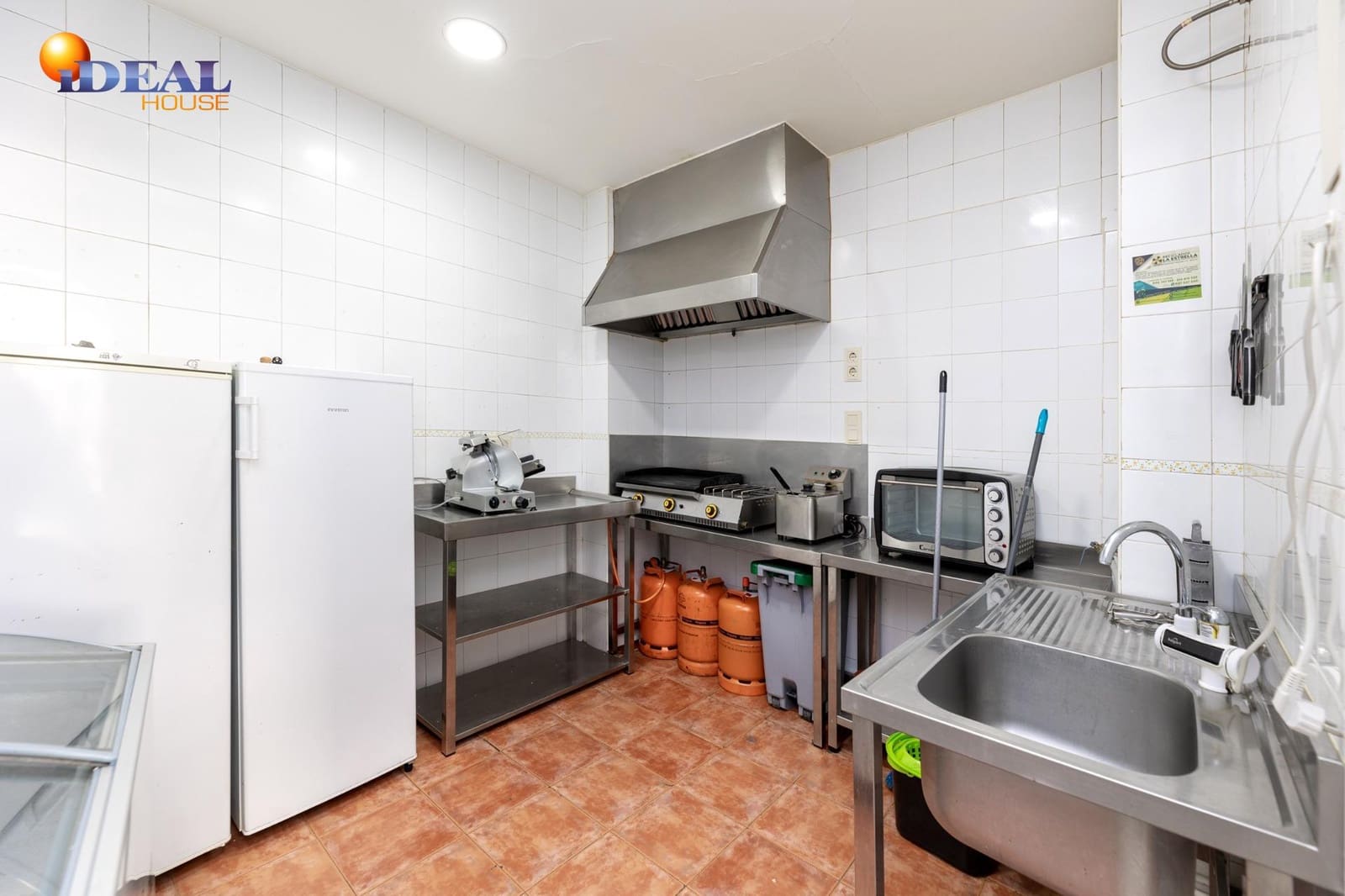 Erhverv til salg i Armilla med garage - € 149.900 (Ref: 9433876)