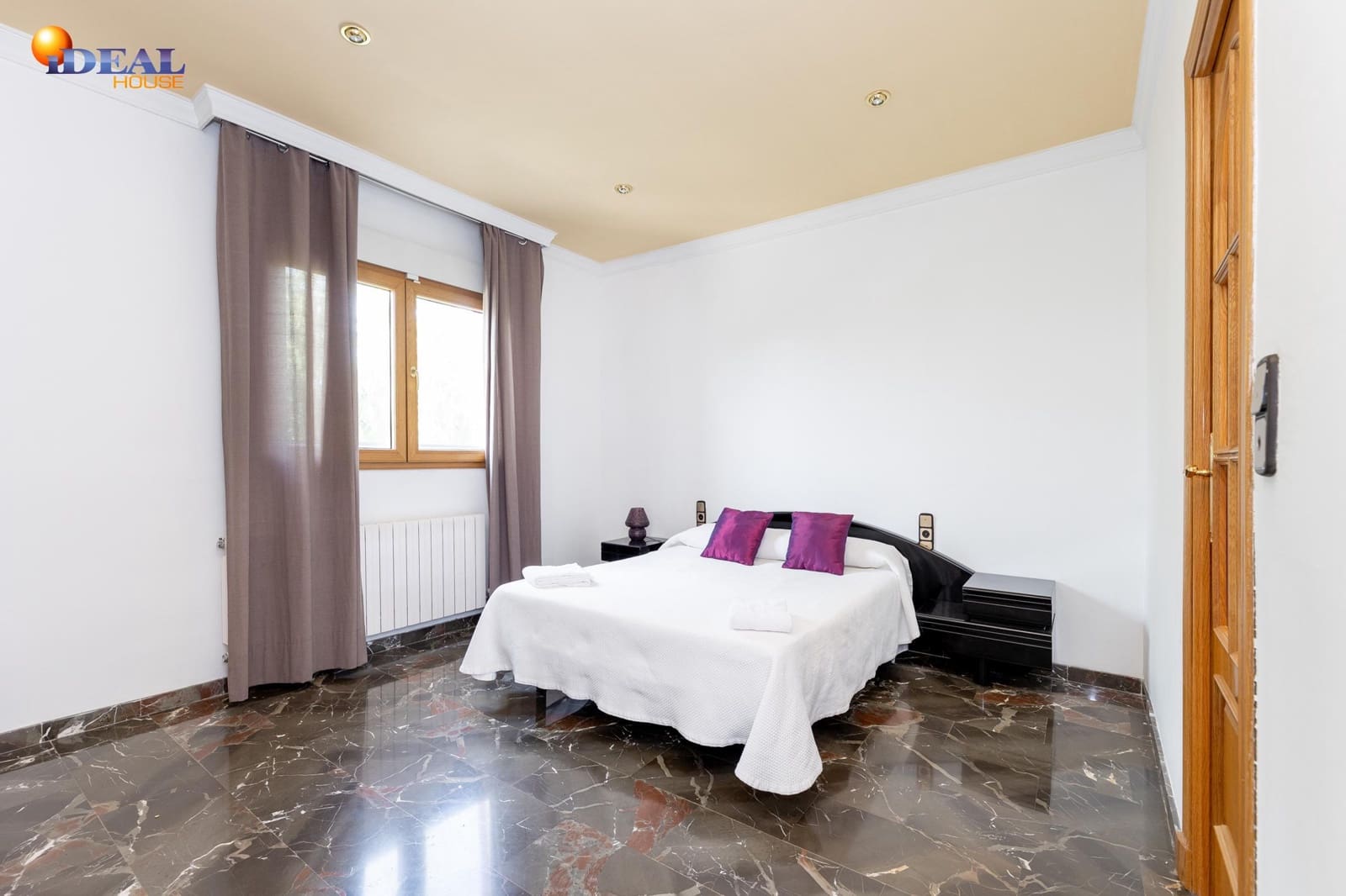 7 bedroom Villa for sale in Huetor Santillan with pool garage - € 365,000 (Ref: 9433878)