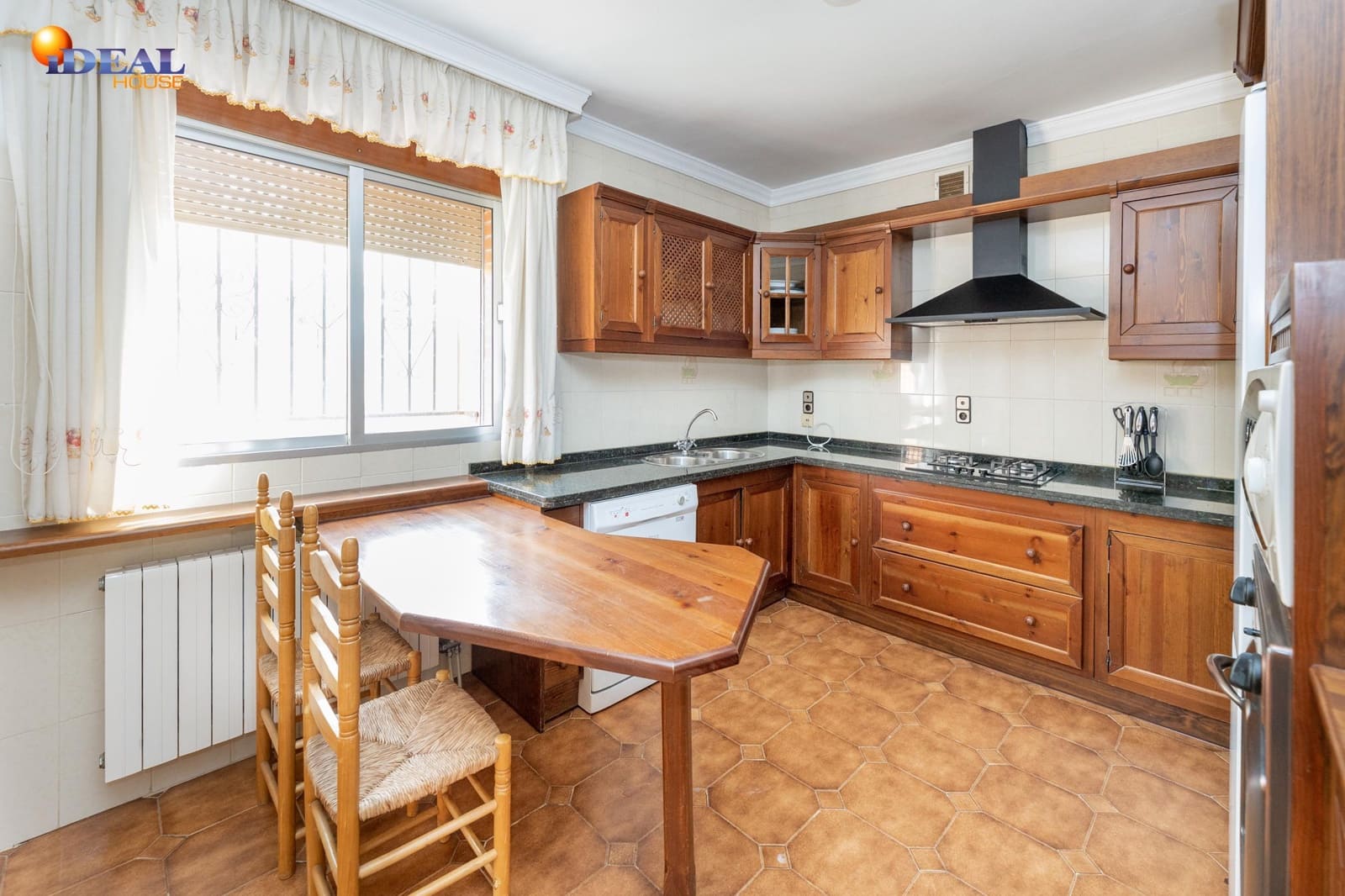 7 bedroom Villa for sale in Huetor Santillan with pool garage - € 365,000 (Ref: 9433878)