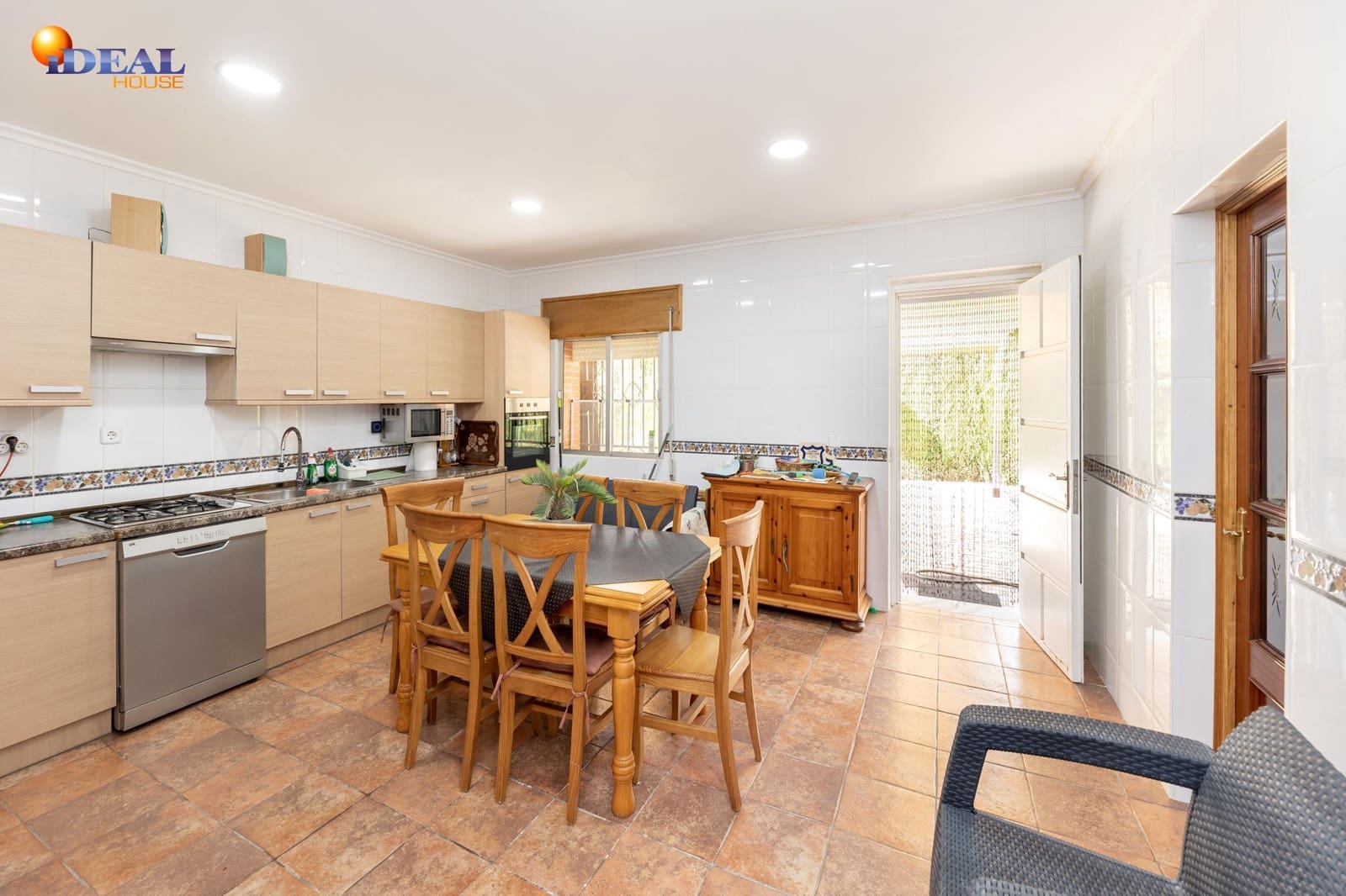 7 bedroom Villa for sale in Huetor Santillan with pool garage - € 365,000 (Ref: 9433878)