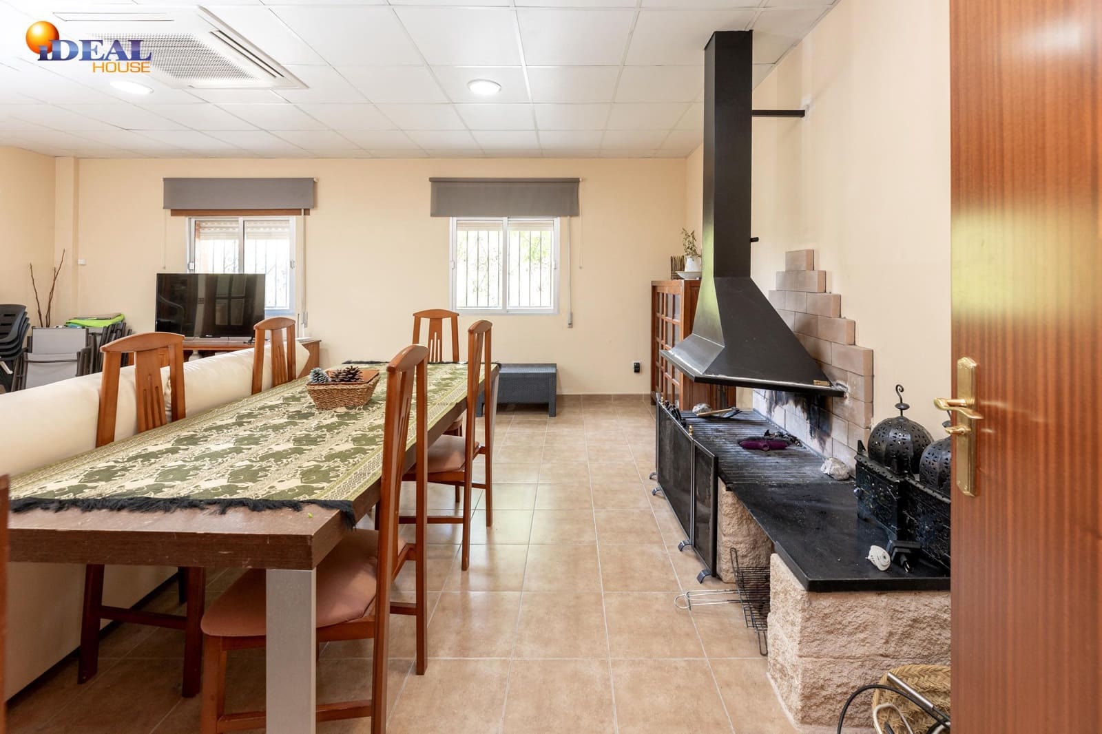 7 bedroom Villa for sale in Huetor Santillan with pool garage - € 365,000 (Ref: 9433878)