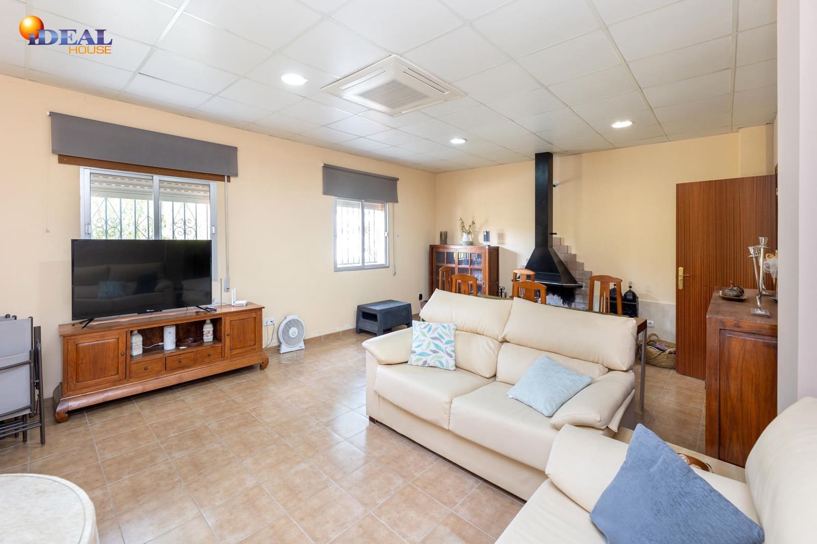 7 bedroom Villa for sale in Huetor Santillan with pool garage - € 365,000 (Ref: 9433878)