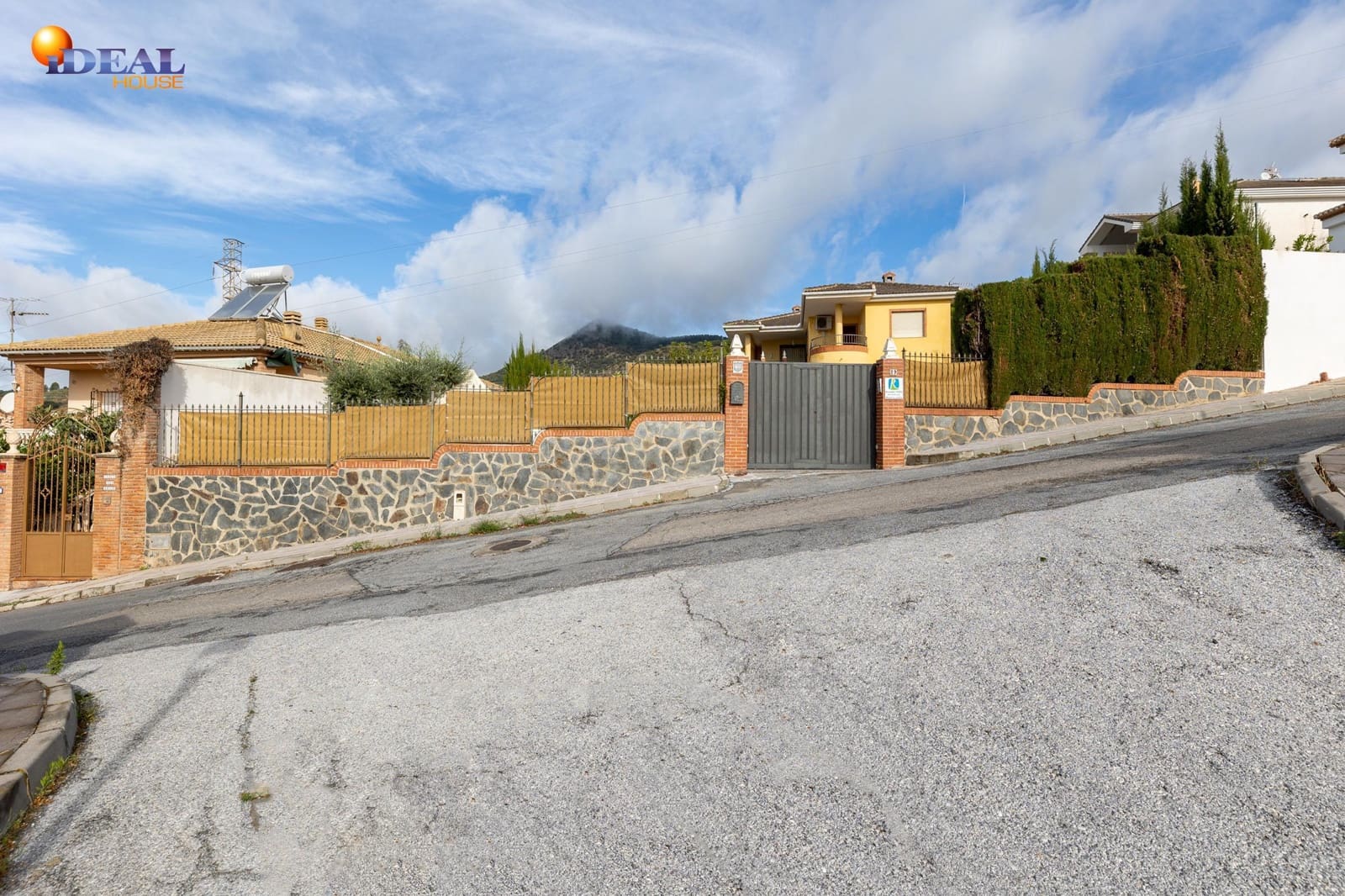 7 bedroom Villa for sale in Huetor Santillan with pool garage - € 365,000 (Ref: 9433878)