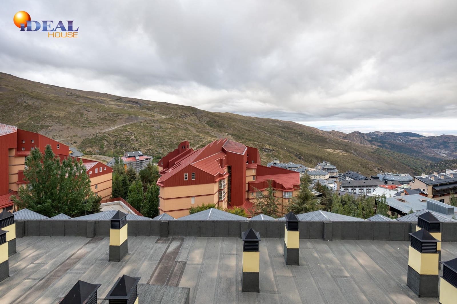 2 bedroom Flat for sale in Sierra Nevada with garage - € 175,000 (Ref: 9433881)