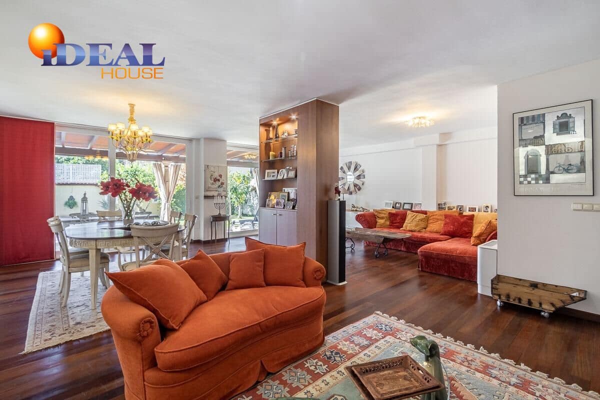 4 makuuhuone Huvila myytävänä paikassa Granada kaupunki mukana uima-altaan 
autotalli - 1 100 000 € (Ref: 9433887)