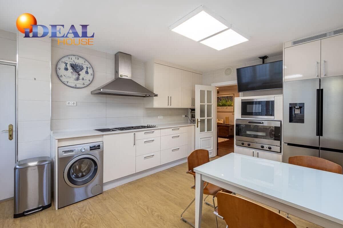 4 makuuhuone Huvila myytävänä paikassa Granada kaupunki mukana uima-altaan 
autotalli - 1 100 000 € (Ref: 9433887)