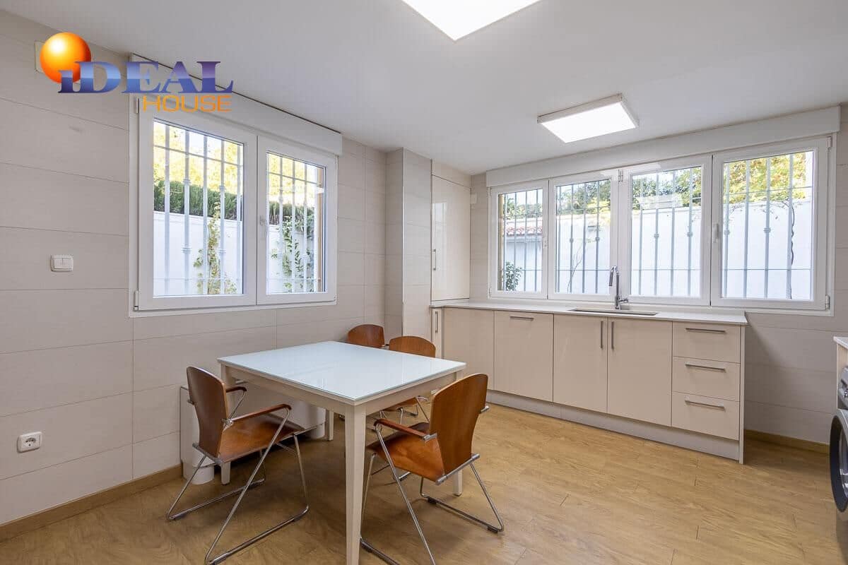 4 makuuhuone Huvila myytävänä paikassa Granada kaupunki mukana uima-altaan 
autotalli - 1 100 000 € (Ref: 9433887)