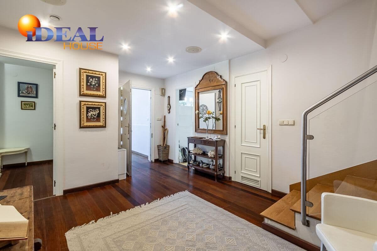 4 makuuhuone Huvila myytävänä paikassa Granada kaupunki mukana uima-altaan 
autotalli - 1 100 000 € (Ref: 9433887)