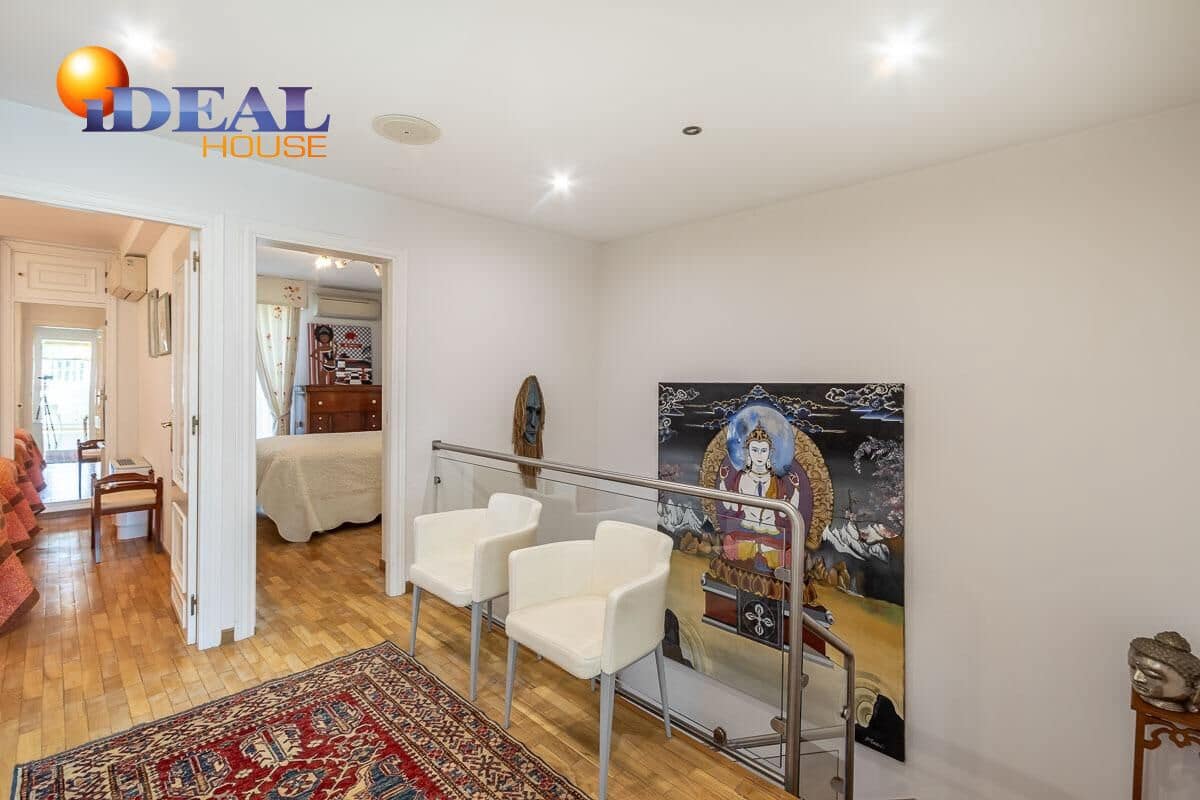 4 makuuhuone Huvila myytävänä paikassa Granada kaupunki mukana uima-altaan 
autotalli - 1 100 000 € (Ref: 9433887)