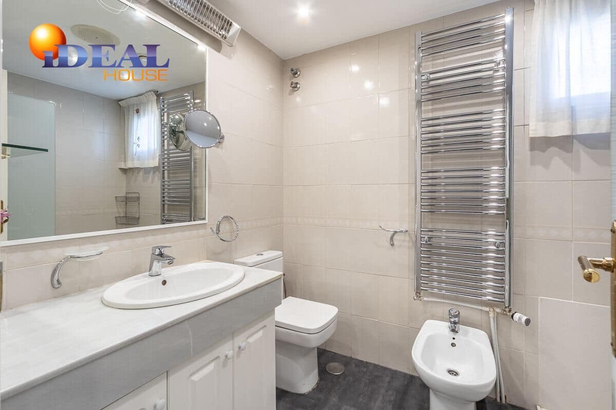 4 makuuhuone Huvila myytävänä paikassa Granada kaupunki mukana uima-altaan 
autotalli - 1 100 000 € (Ref: 9433887)