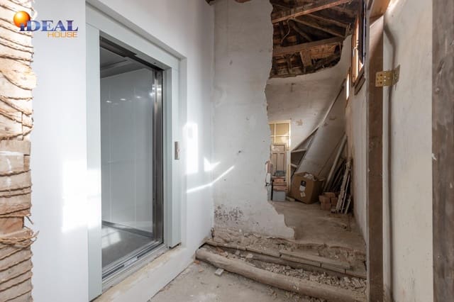 Ático de 4 habitaciones en Centro, Granada ciudad en venta - 265.000 € (Ref: 9433902)