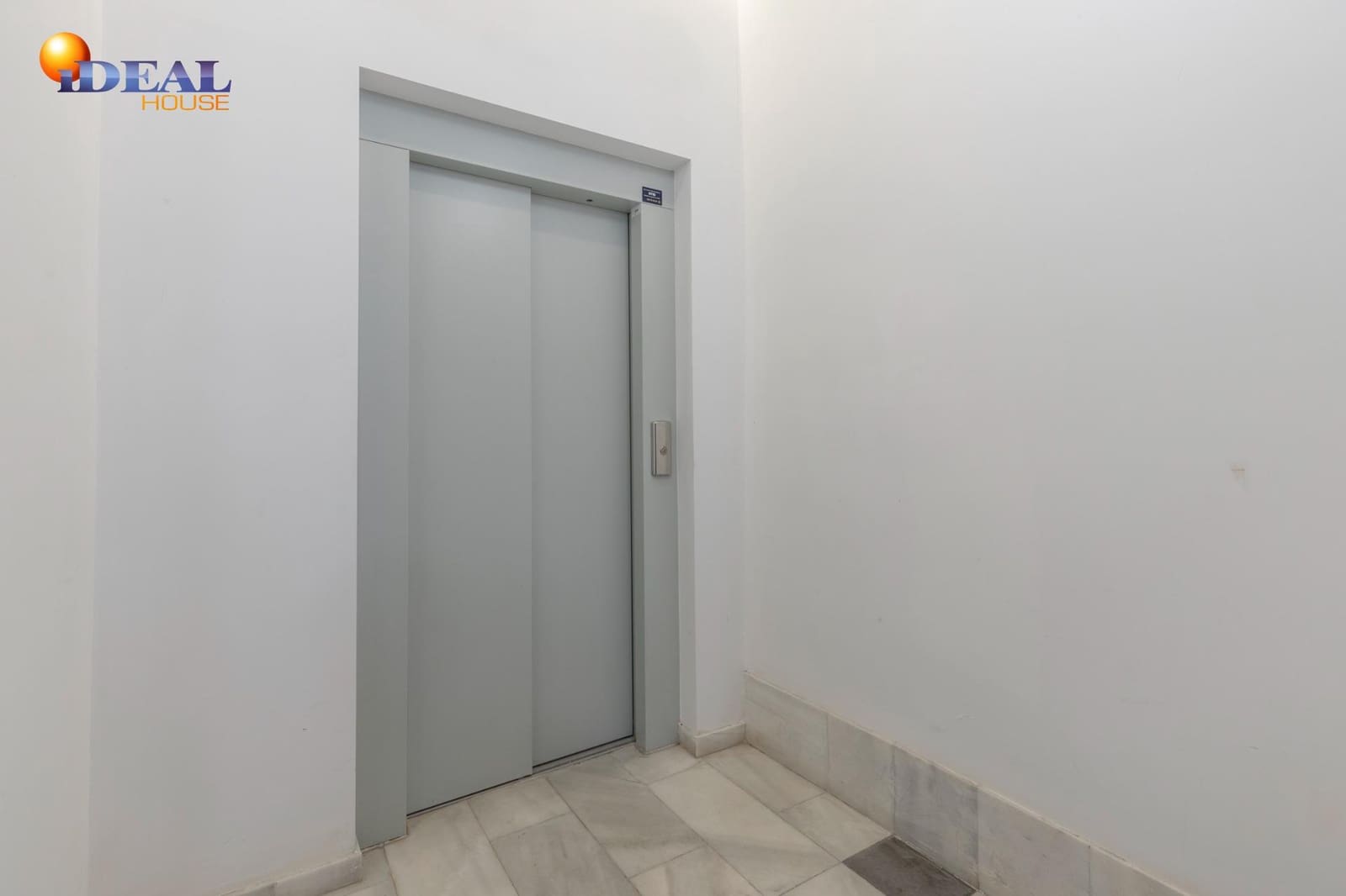 Ático de 4 habitaciones en Granada ciudad en venta - 265.000 € (Ref: 9433902)
