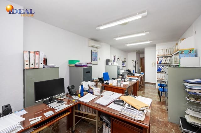 4 makuuhuone Asunto myytävänä paikassa Centro, Granada kaupunki mukana 
autotalli - 374 900 € (Ref: 9433903)