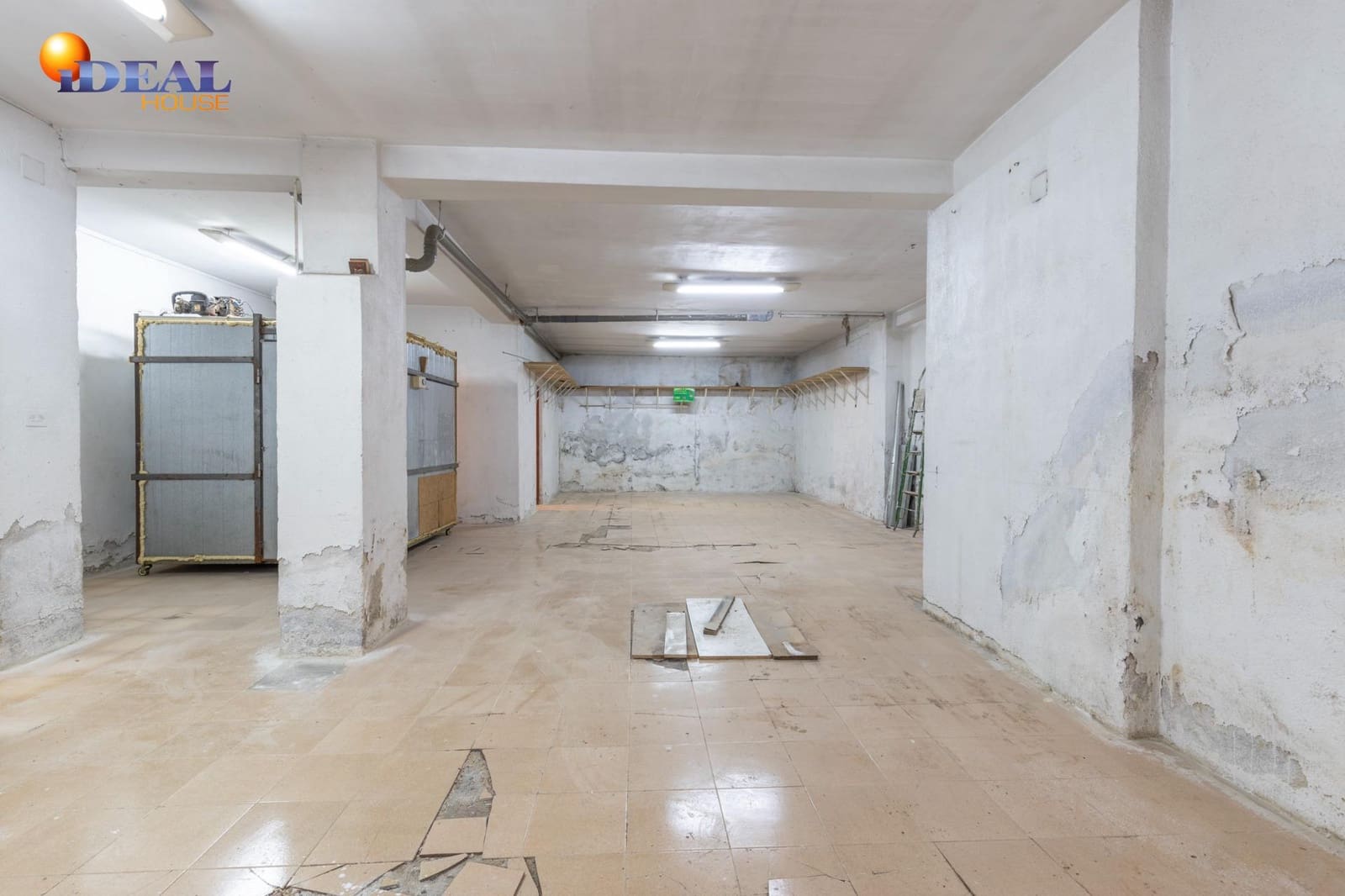 Commercial for sale in Granada city - € 126,000 (Ref: 9433905)