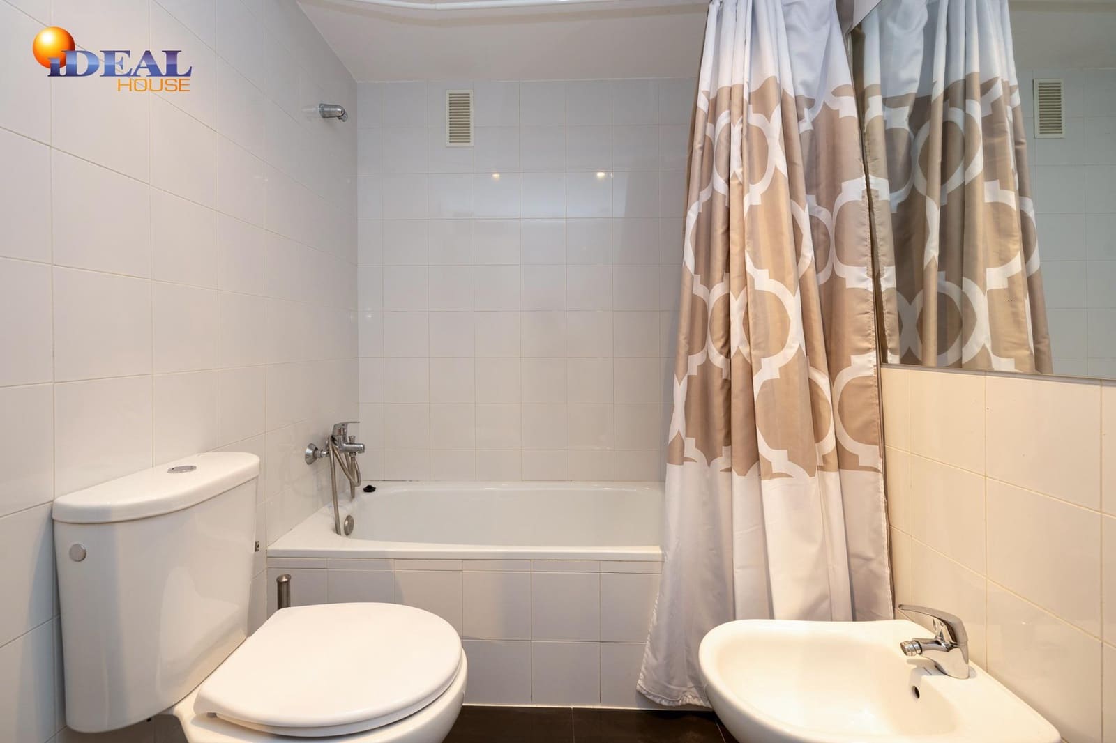 3 bedroom Flat for sale in Granada city with garage - € 239,000 (Ref: 9433907)