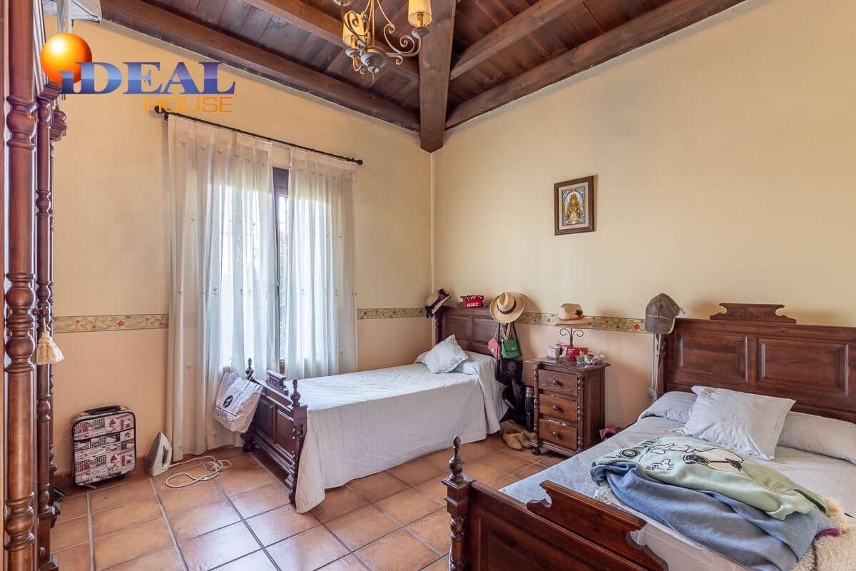 4 makuuhuone Huvila myytävänä paikassa La Zubia mukana 
autotalli - 795 000 € (Ref: 9433911)