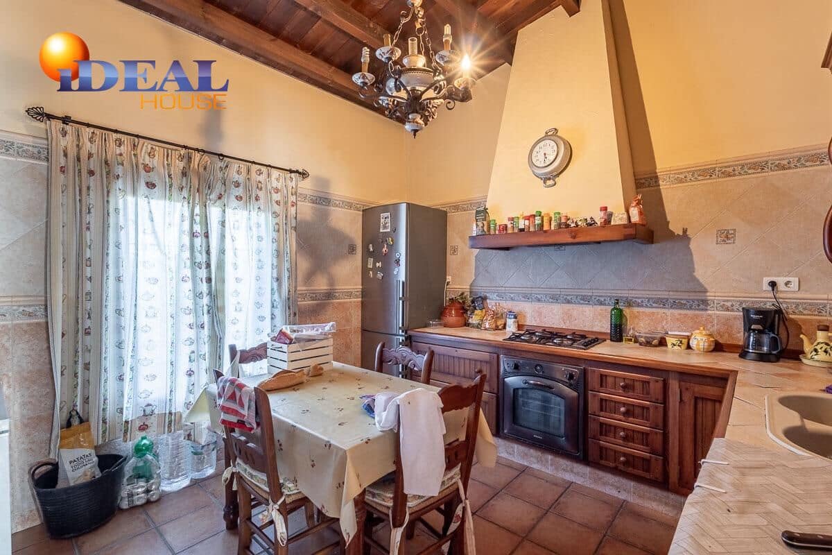 4 makuuhuone Huvila myytävänä paikassa La Zubia mukana 
autotalli - 795 000 € (Ref: 9433911)