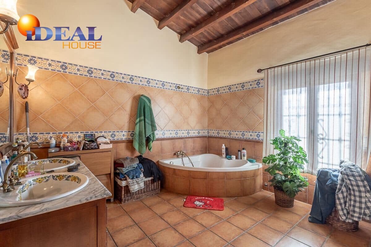 4 makuuhuone Huvila myytävänä paikassa La Zubia mukana 
autotalli - 795 000 € (Ref: 9433911)