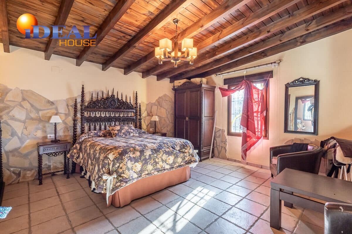 4 makuuhuone Huvila myytävänä paikassa La Zubia mukana 
autotalli - 795 000 € (Ref: 9433911)