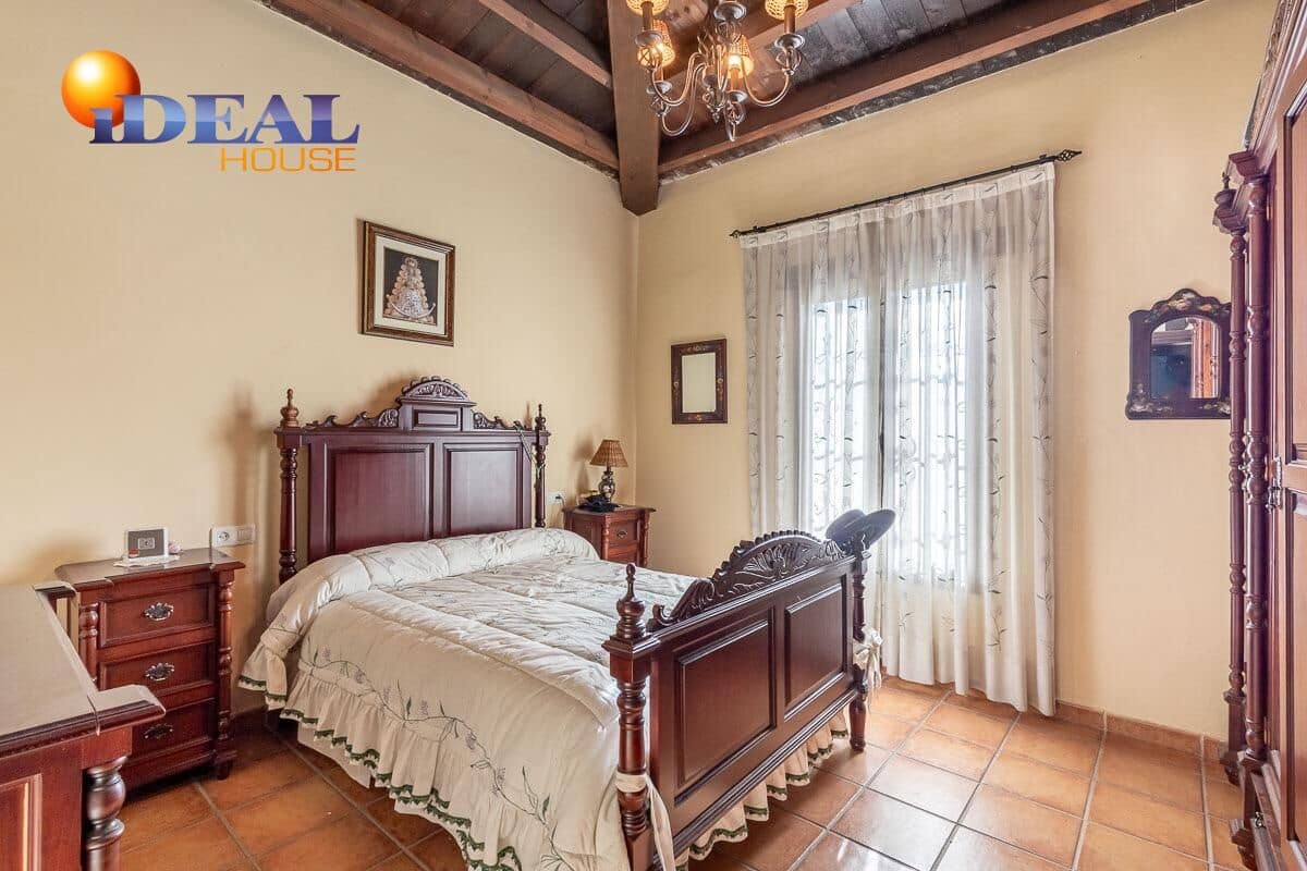 4 makuuhuone Huvila myytävänä paikassa La Zubia mukana 
autotalli - 795 000 € (Ref: 9433911)