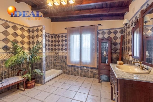 4 makuuhuone Huvila myytävänä paikassa La Zubia mukana 
autotalli - 795 000 € (Ref: 9433911)