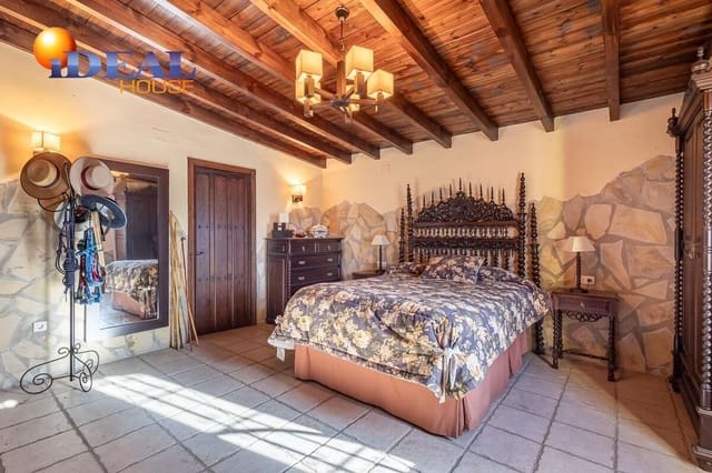 4 makuuhuone Huvila myytävänä paikassa La Zubia mukana 
autotalli - 795 000 € (Ref: 9433911)