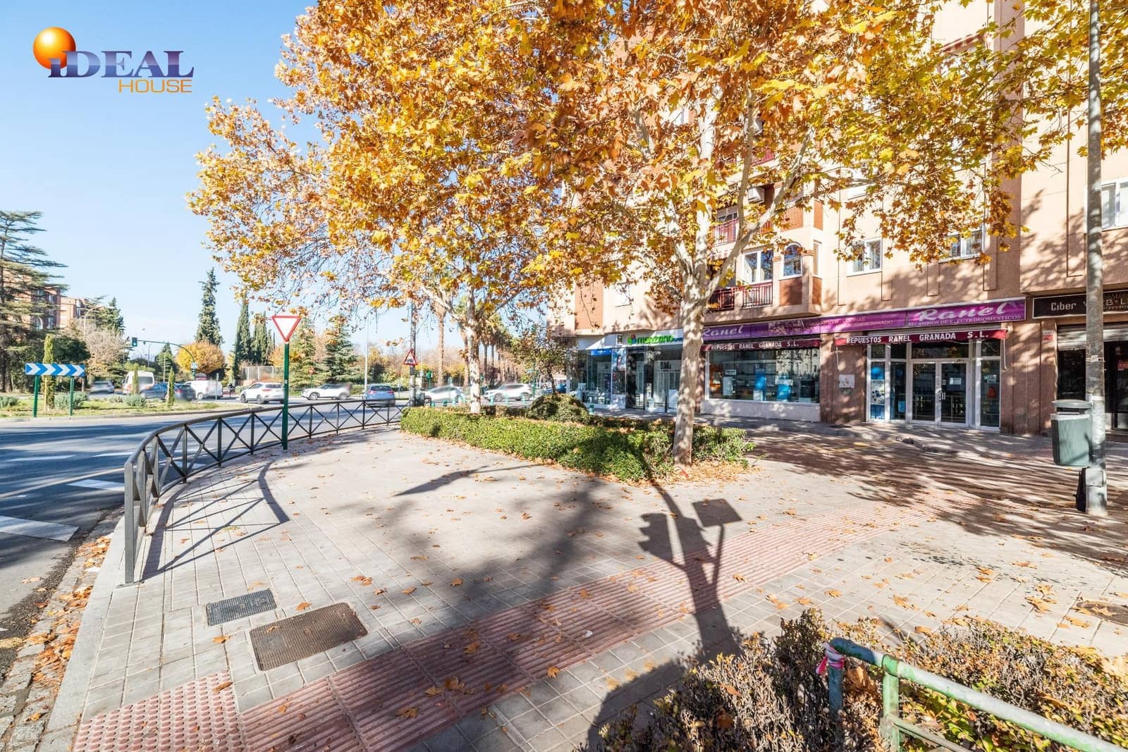 Kommersiell till salu i Granada stad - 230 000 € (Ref: 9433918)