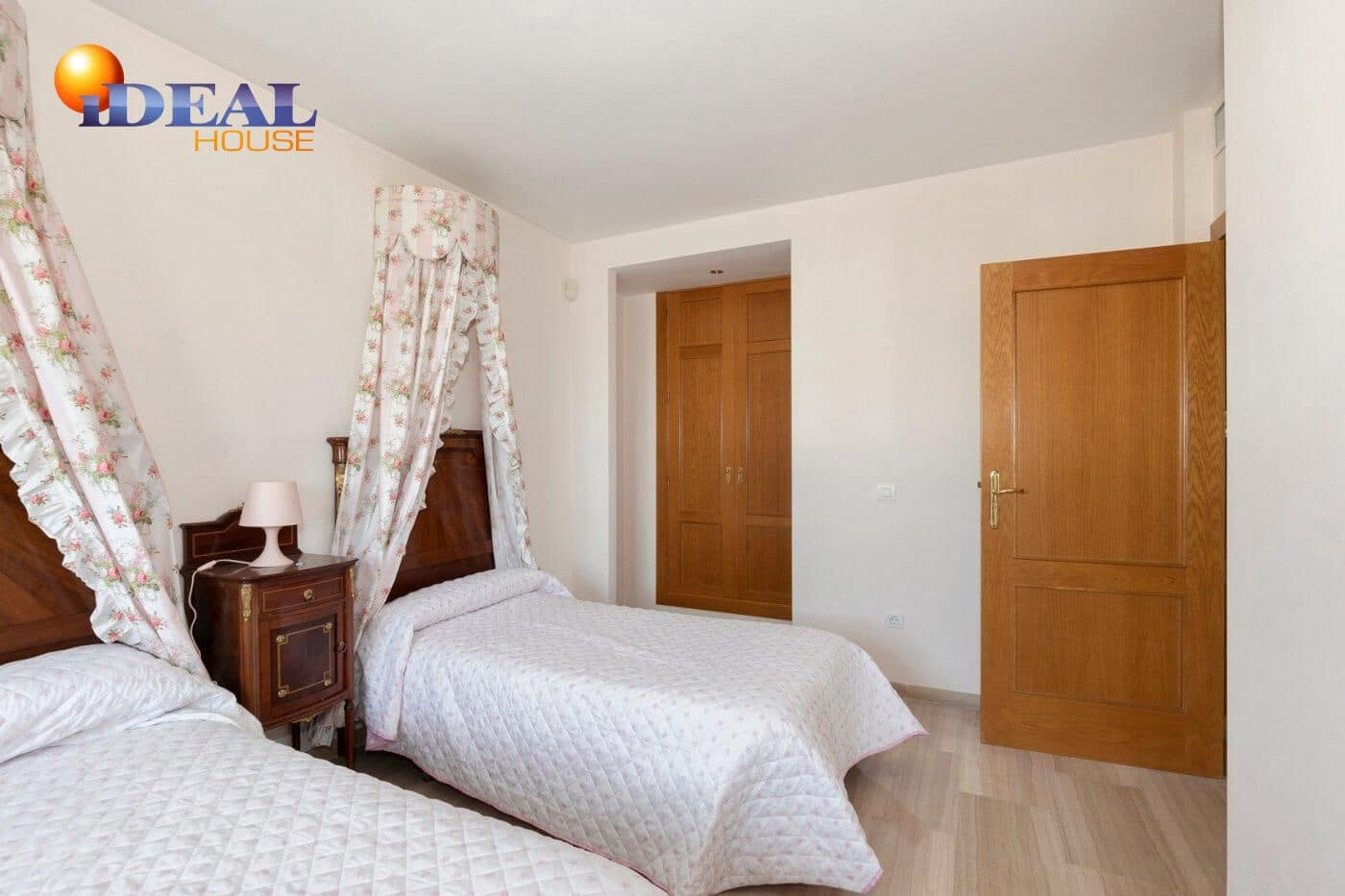 13 soverom Kjedet enebolig til salgs i Huetor Vega med svømmebasseng garasje - € 850 000 (Ref: 9433933)