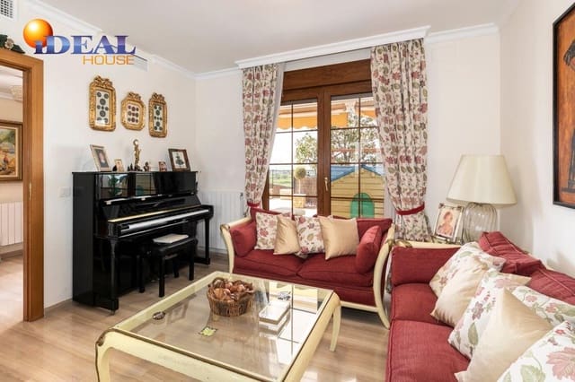 13 soverom Kjedet enebolig til salgs i Huétor Vega med svømmebasseng garasje - € 850 000 (Ref: 9433933)