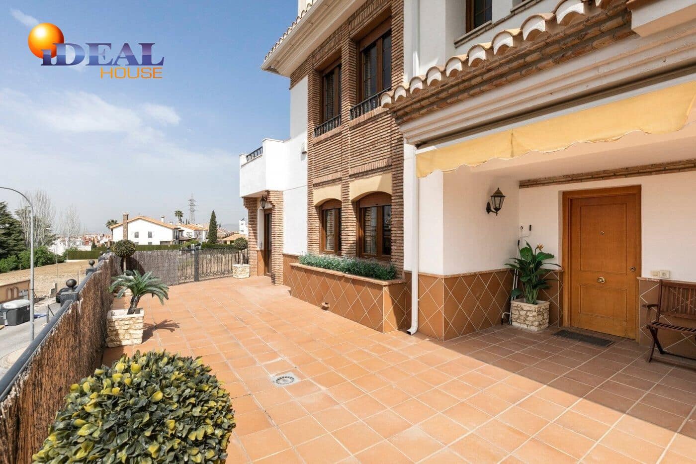 13 soverom Kjedet enebolig til salgs i Huetor Vega med svømmebasseng garasje - € 850 000 (Ref: 9433933)