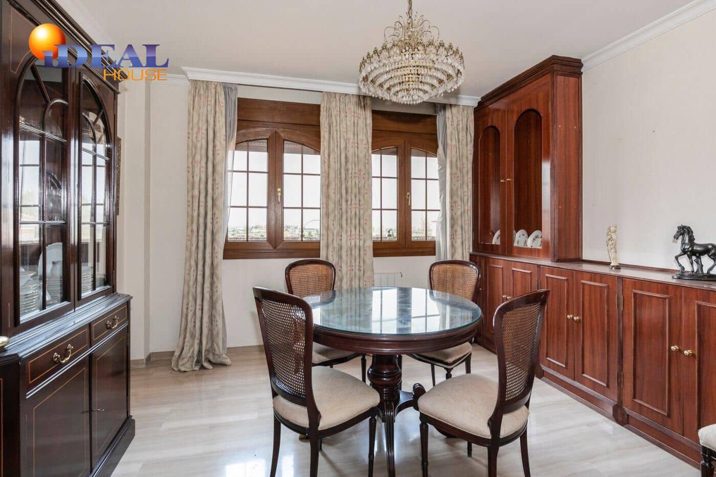 13 soverom Kjedet enebolig til salgs i Huetor Vega med svømmebasseng garasje - € 850 000 (Ref: 9433933)