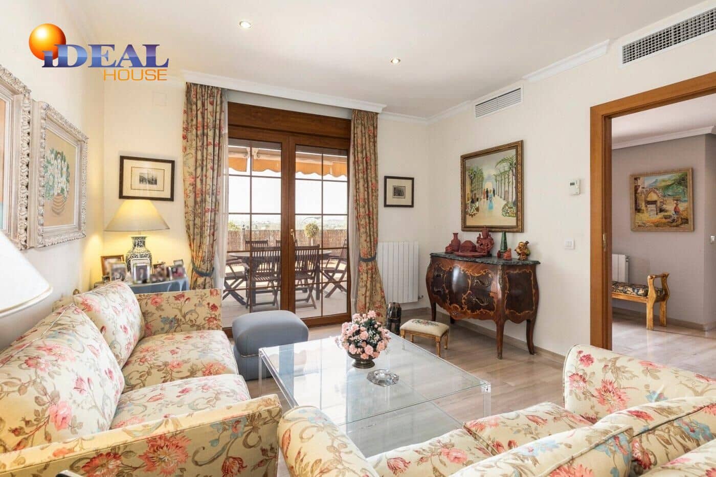 13 soverom Kjedet enebolig til salgs i Huetor Vega med svømmebasseng garasje - € 850 000 (Ref: 9433933)