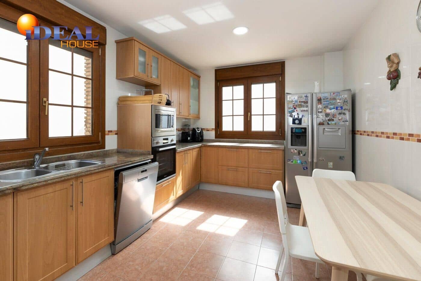 13 soverom Kjedet enebolig til salgs i Huetor Vega med svømmebasseng garasje - € 850 000 (Ref: 9433933)