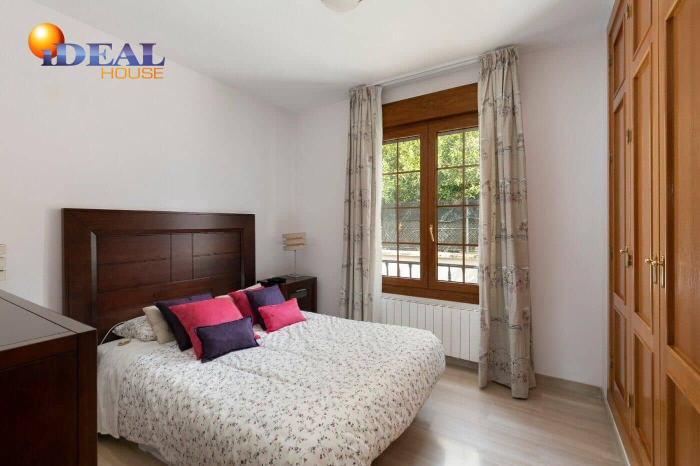 13 soverom Kjedet enebolig til salgs i Huetor Vega med svømmebasseng garasje - € 850 000 (Ref: 9433933)