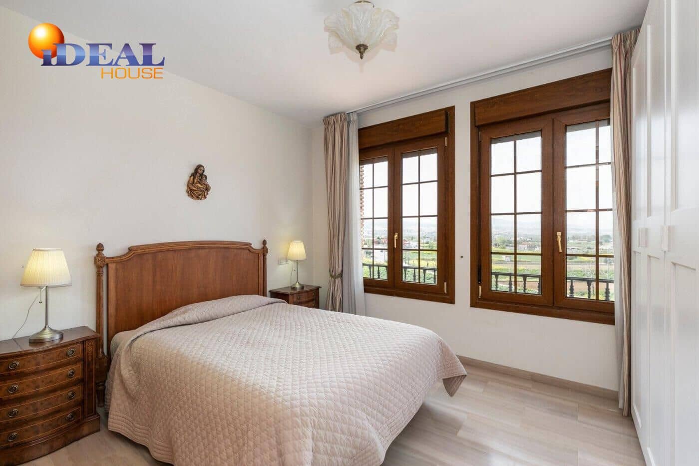 13 soverom Kjedet enebolig til salgs i Huetor Vega med svømmebasseng garasje - € 850 000 (Ref: 9433933)