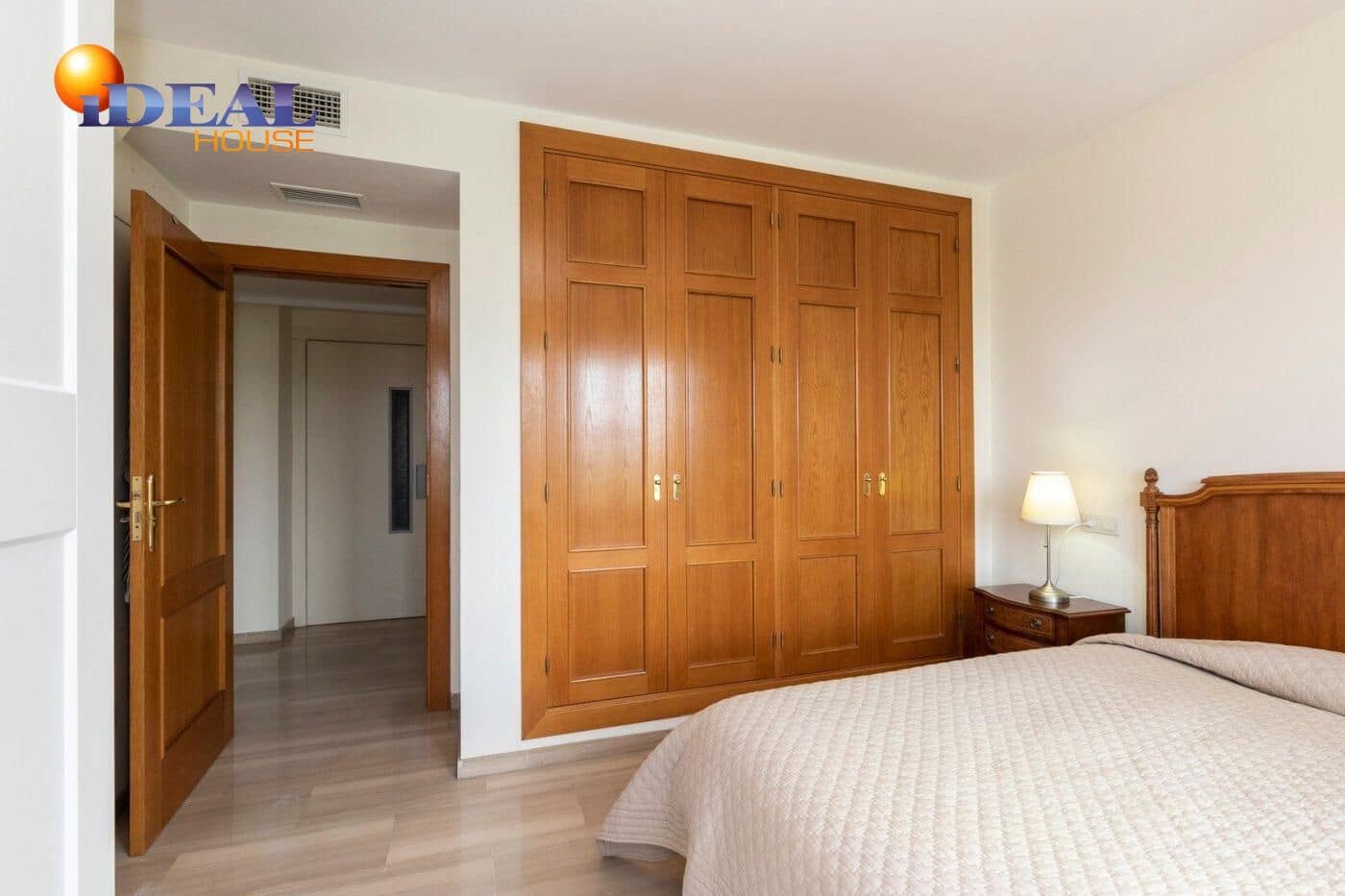 13 soverom Kjedet enebolig til salgs i Huetor Vega med svømmebasseng garasje - € 850 000 (Ref: 9433933)