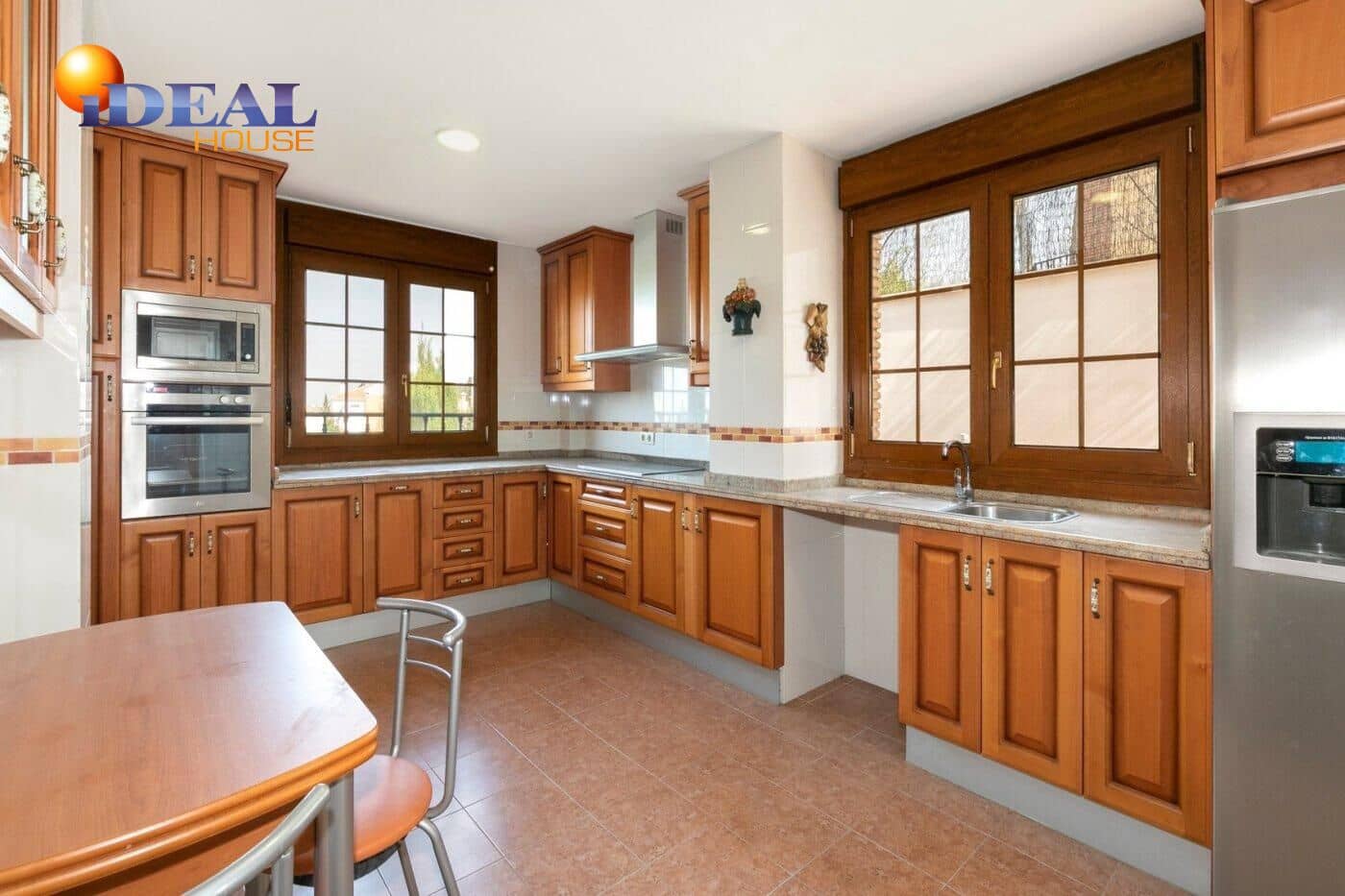 13 soverom Kjedet enebolig til salgs i Huetor Vega med svømmebasseng garasje - € 850 000 (Ref: 9433933)