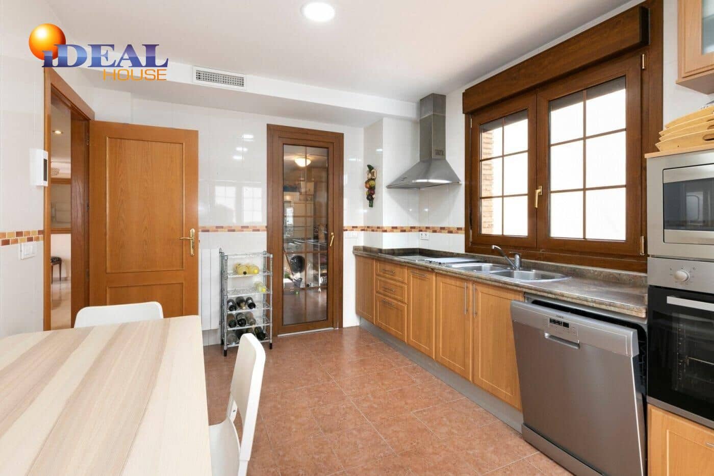 13 soverom Kjedet enebolig til salgs i Huetor Vega med svømmebasseng garasje - € 850 000 (Ref: 9433933)