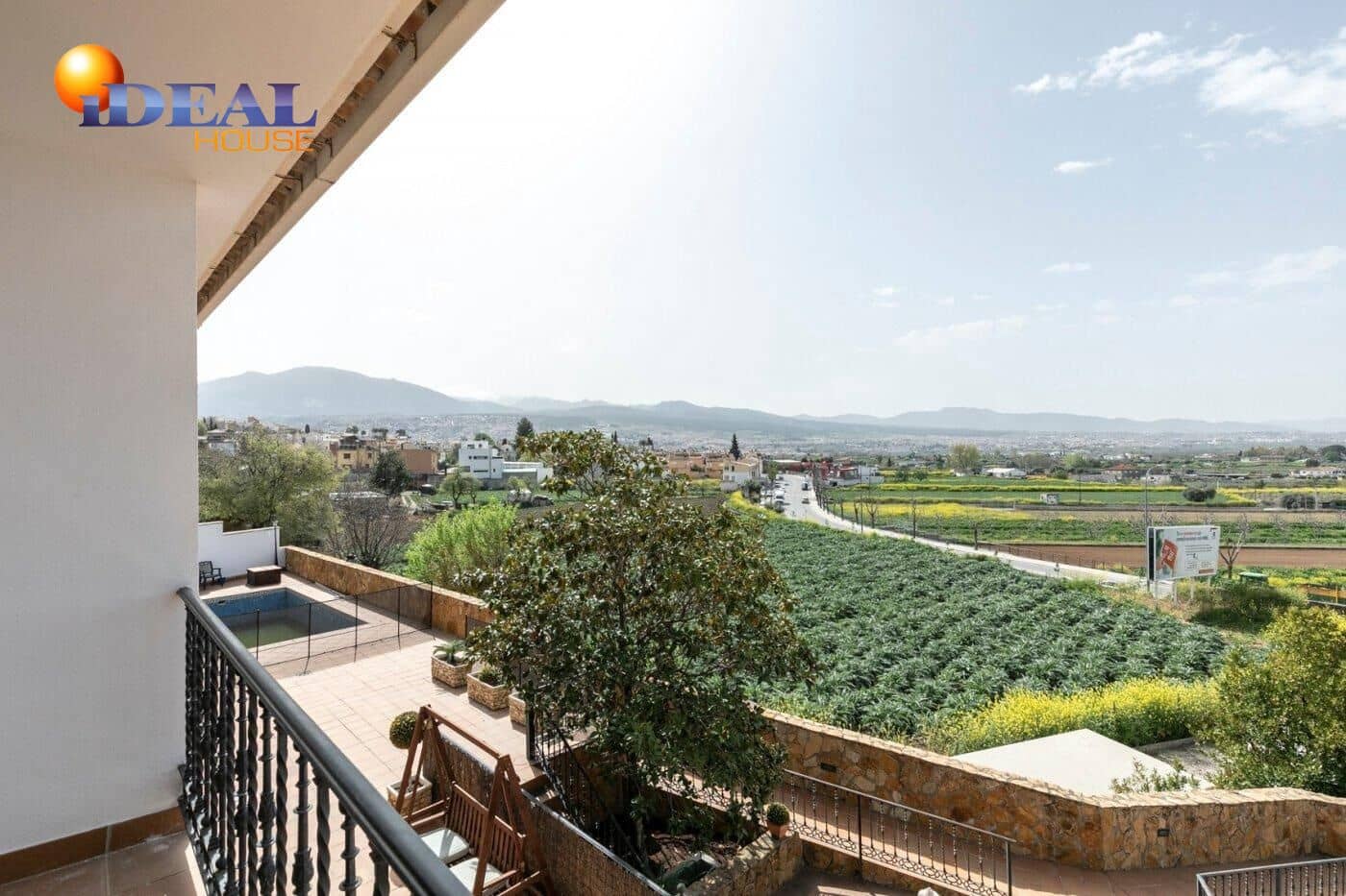 13 soverom Kjedet enebolig til salgs i Huetor Vega med svømmebasseng garasje - € 850 000 (Ref: 9433933)